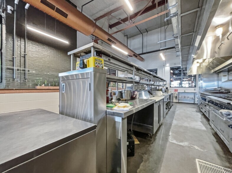 More Photos Of 1430 W Franklin St, Evansville General Retail For Sale