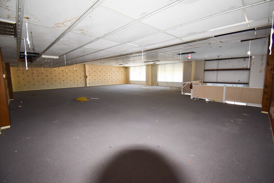 More Photos Of 3110 N Davis Hwy, Pensacola Showroom For Lease