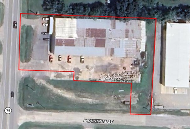 More Photos Of 2500 N Center St, Bonham Warehouse For Lease