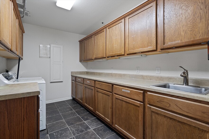 More Photos Of 1213 Justin Ln, Austin Healthcare For Sale