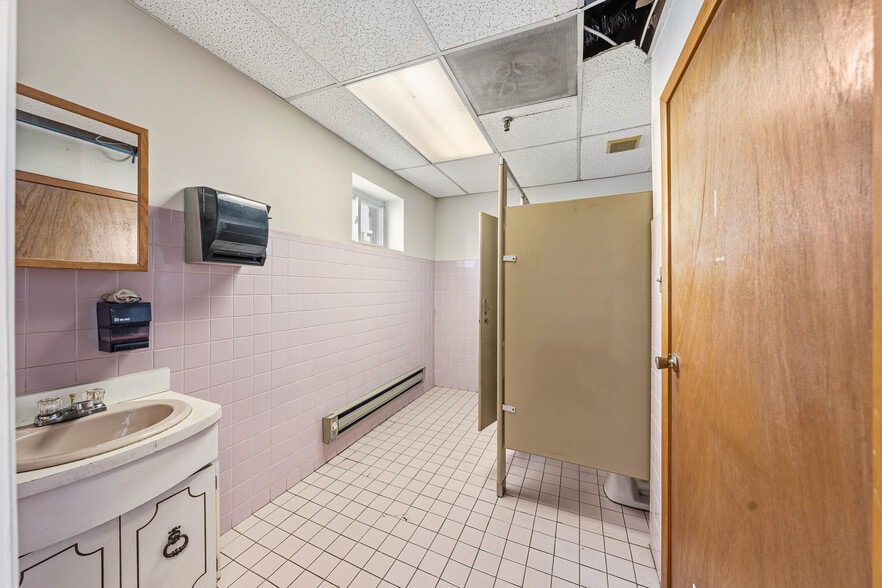 More Photos Of 370-376 Adams St, Newark Warehouse For Lease