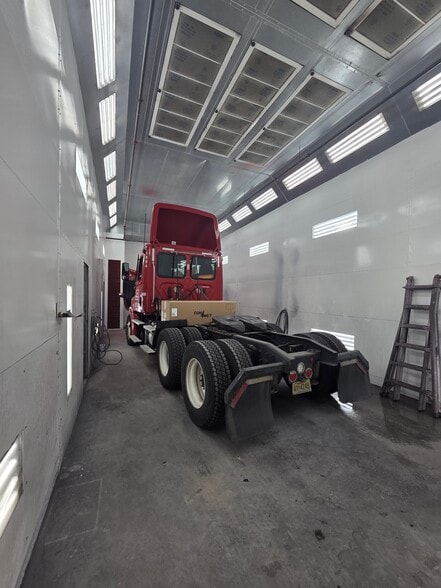 More Photos Of 369 Thomas St, Newark Auto Repair For Sale