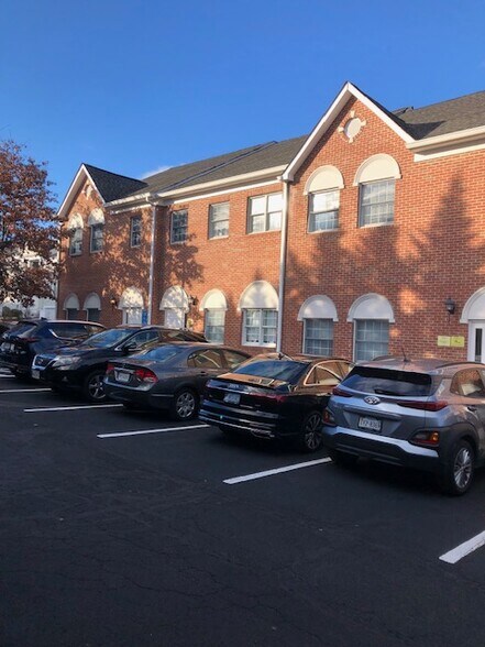 More Photos Of 722 Grant St, Herndon Medical For Sale