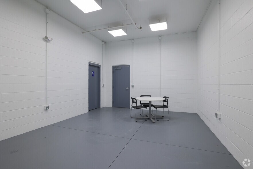 More Photos Of 53 Ayer Rd, Littleton Warehouse For Lease