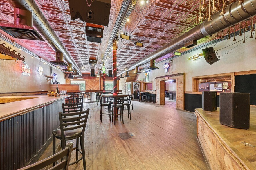 More Photos Of 113 N Main St, Moulton Bar For Sale