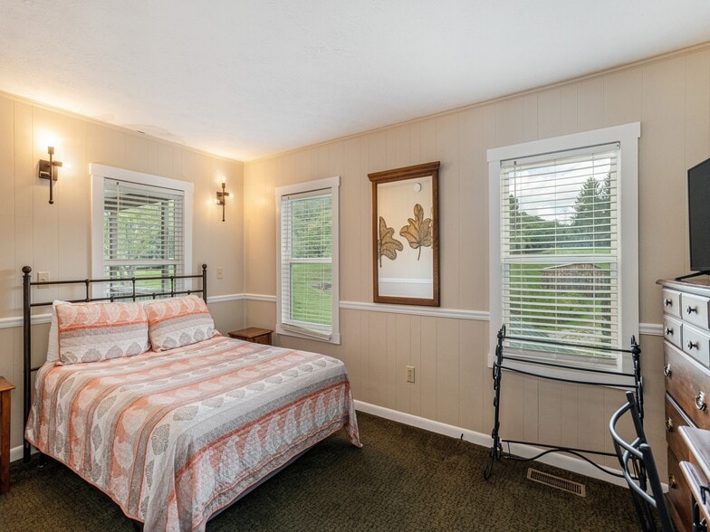More Photos Of 8826 Boylston Hwy, Mills River Flex For Sale