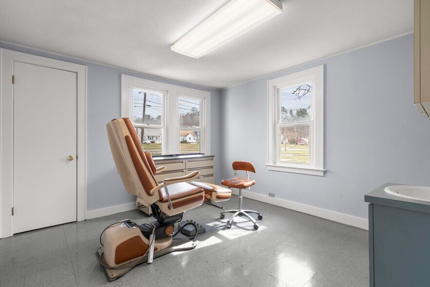 More Photos Of 128 Saltonstall Pky, East Haven Medical For Sale