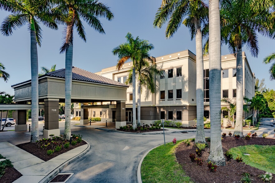 More Photos Of 704 Goodlette-Frank Rd N, Naples Unknown For Lease