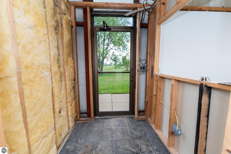 More Photos Of 910 Industrial Dr, Mount Pleasant Warehouse For Sale