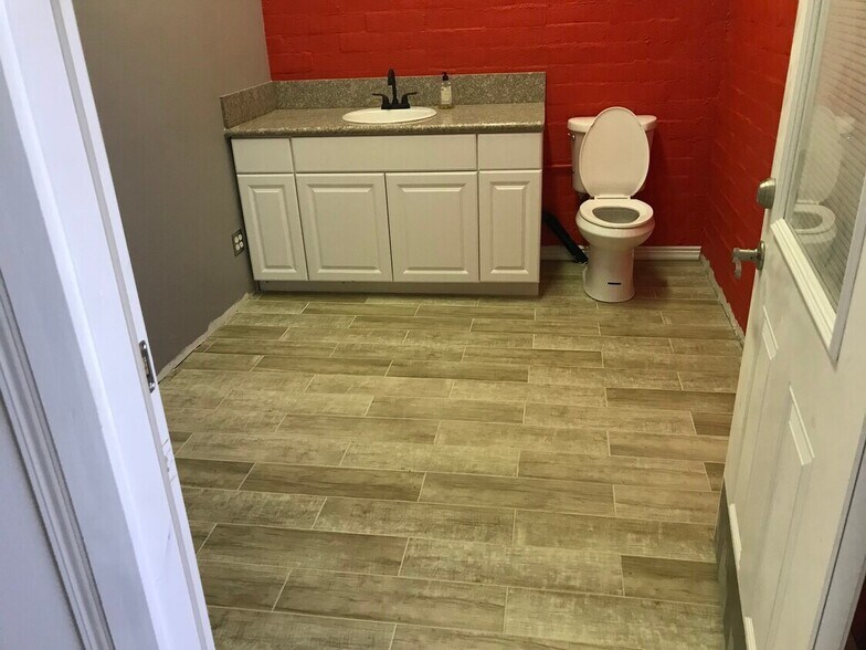 More Photos Of 618 W Colton Ave, Redlands Flex For Lease