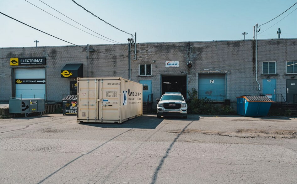 More Photos Of 650-840 Boul Du Curé-Boivin, Boisbriand Distribution For Lease