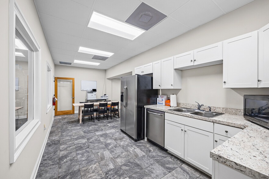 More Photos Of 8190 Regent Pky, Fort Mill Warehouse For Lease