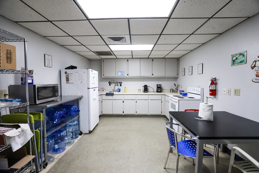 More Photos Of 2300 NW 71st Pl, Gainesville Warehouse For Lease