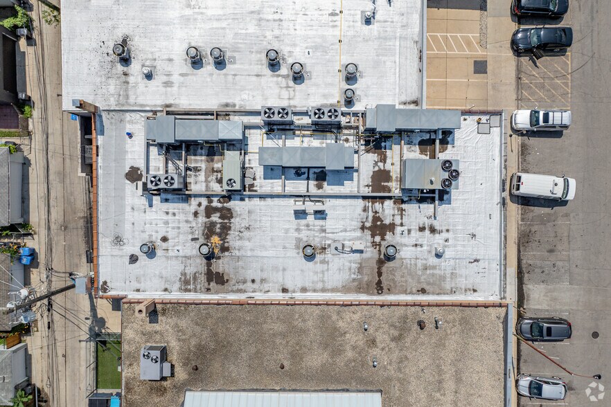 More Photos Of 4131-4133 N Rockwell St, Chicago Manufacturing For Lease