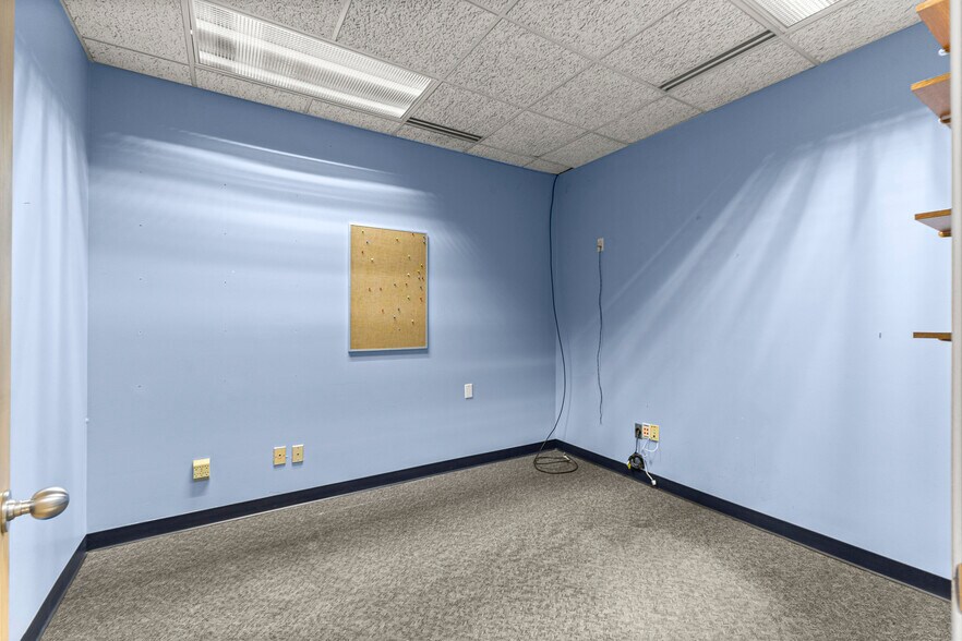 More Photos Of 24825 Michigan Ave, Dearborn Office For Lease