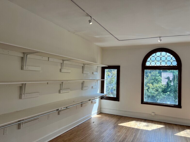 More Photos Of 4-10 E Grace St, Richmond Storefront Retail Office For Lease