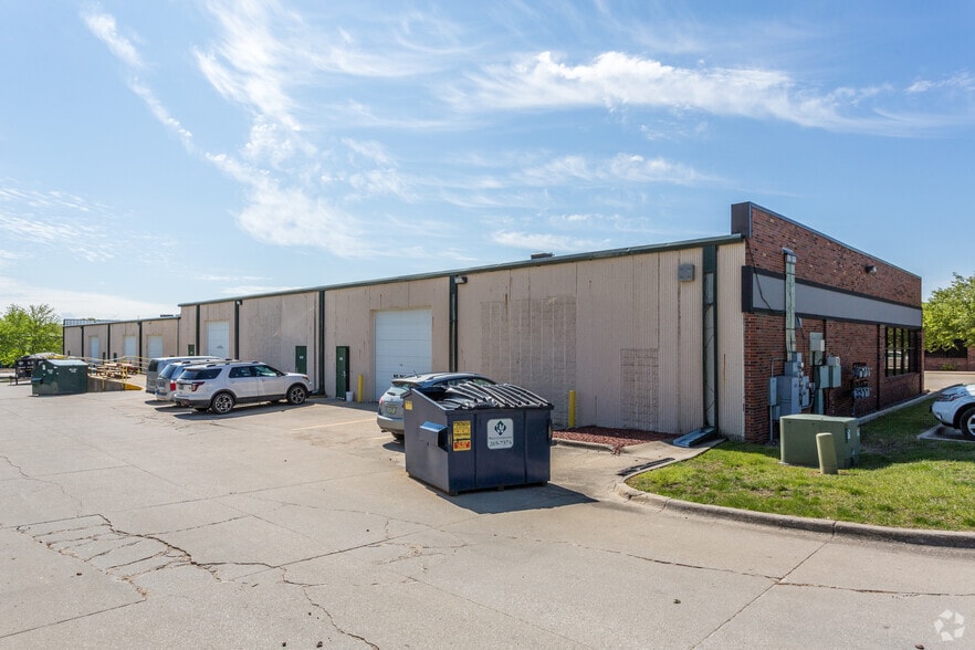 More Photos Of 3070-3098 104th St, Urbandale Office For Lease