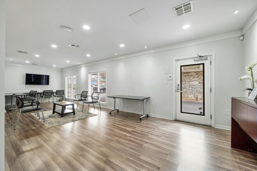 More Photos Of 2413-2415 Greenlawn Pky, Austin Office For Sale