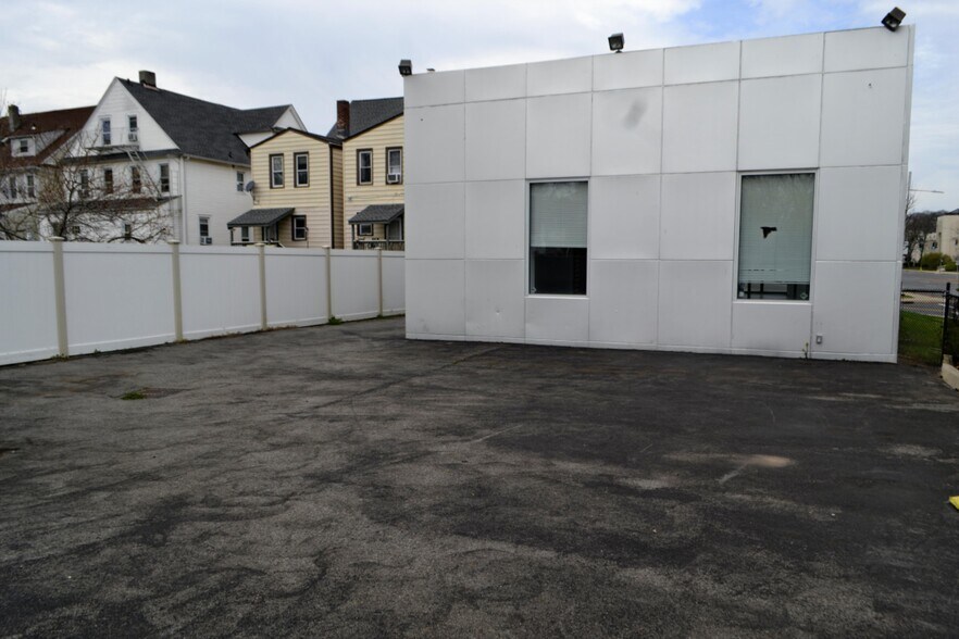 More Photos Of 10 Robertson Ave, White Plains Auto Dealership For Lease