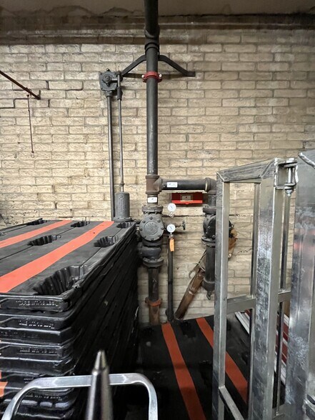 More Photos Of 298 N Pine St, Globe Light Distribution For Sale