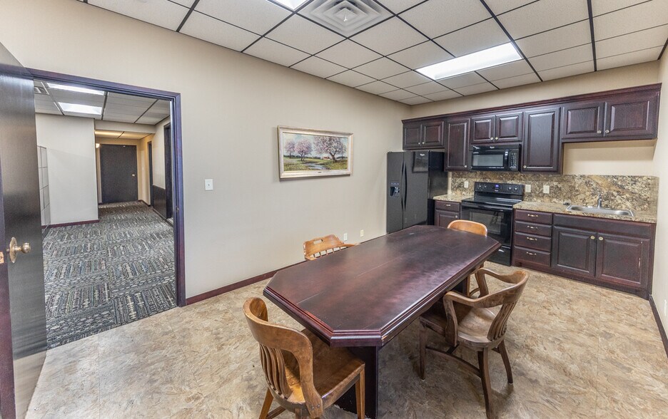 More Photos Of 23 Briercroft Office Park, Lubbock Office For Lease