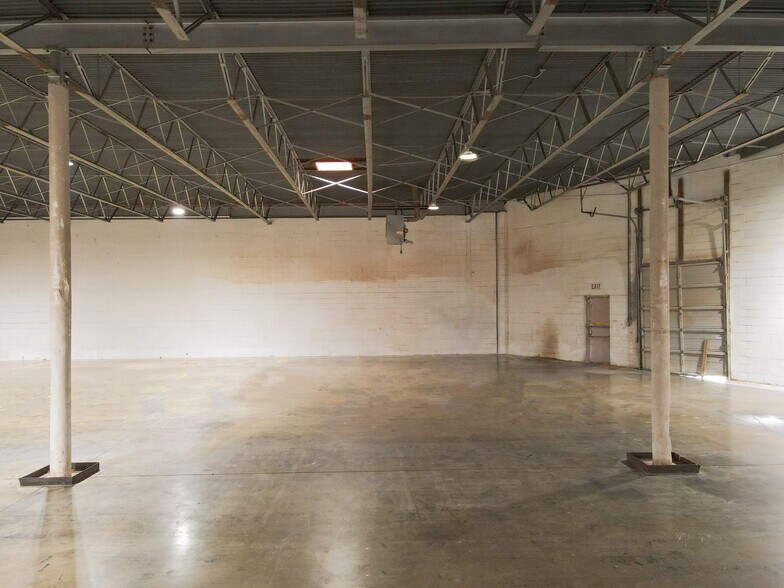 More Photos Of 1241-1243 Majesty Dr, Dallas Warehouse For Lease