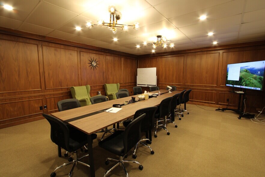 More Photos Of 3045 S Meridian St, Indianapolis Office For Sale