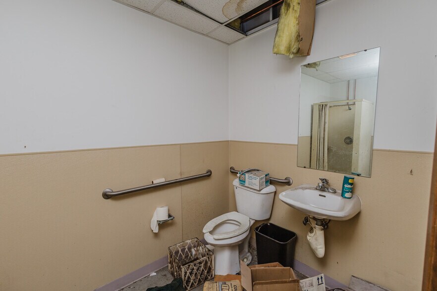 More Photos Of 2555 N Market St, Wichita Auto Repair For Sale