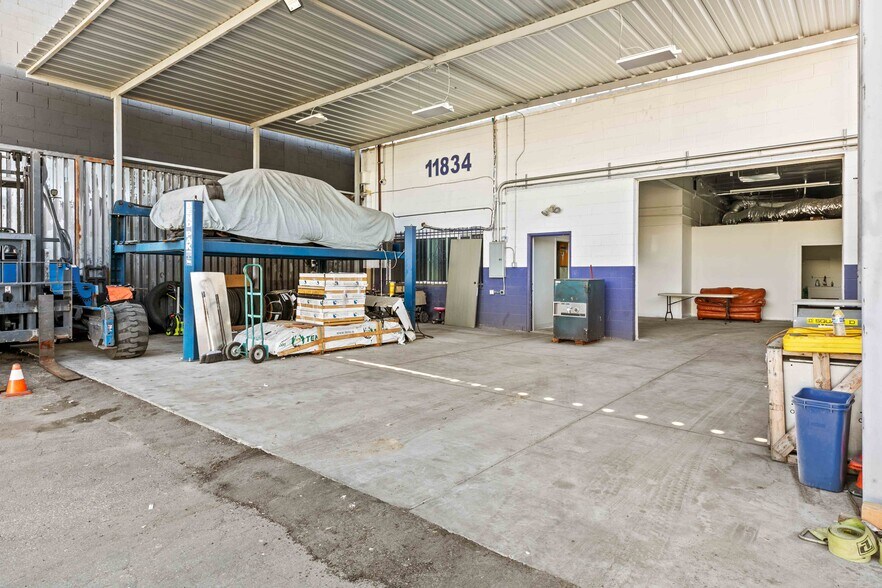 More Photos Of 11834-11836 Vose St, North Hollywood Warehouse For Lease