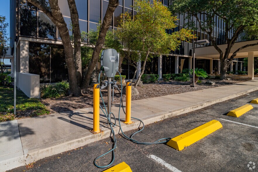 More Photos Of 8700 Tesoro Dr, San Antonio Unknown For Lease