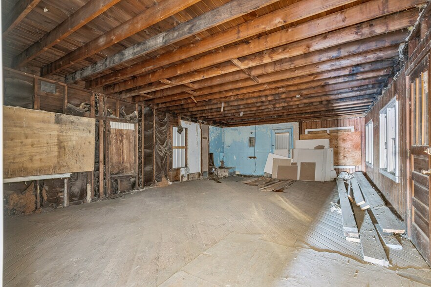 More Photos Of 106 1st Ave NW, Waukon Flex For Sale