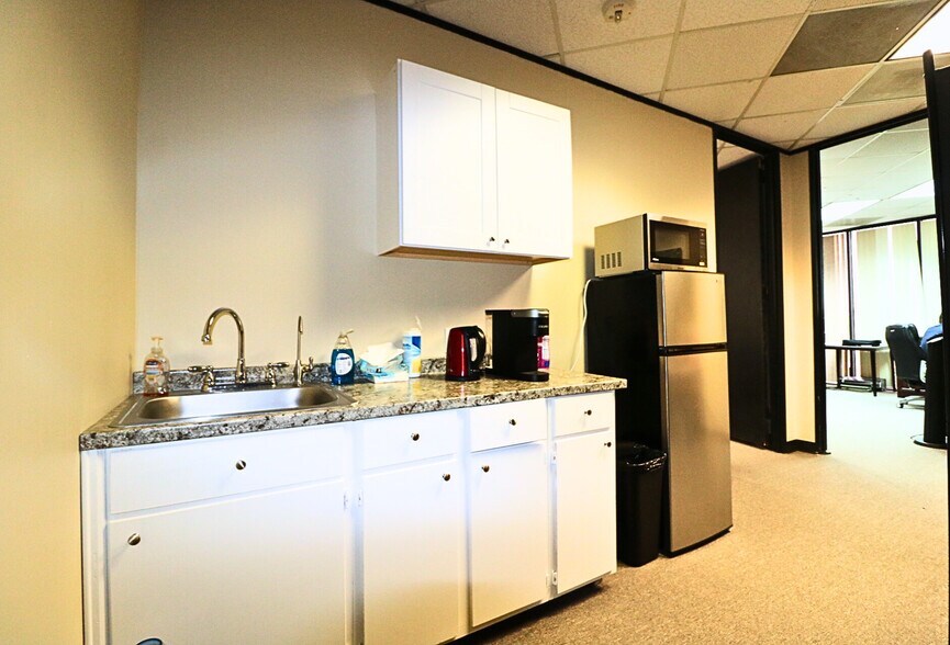 More Photos Of 6100 Corporate Dr, Houston Office For Sale