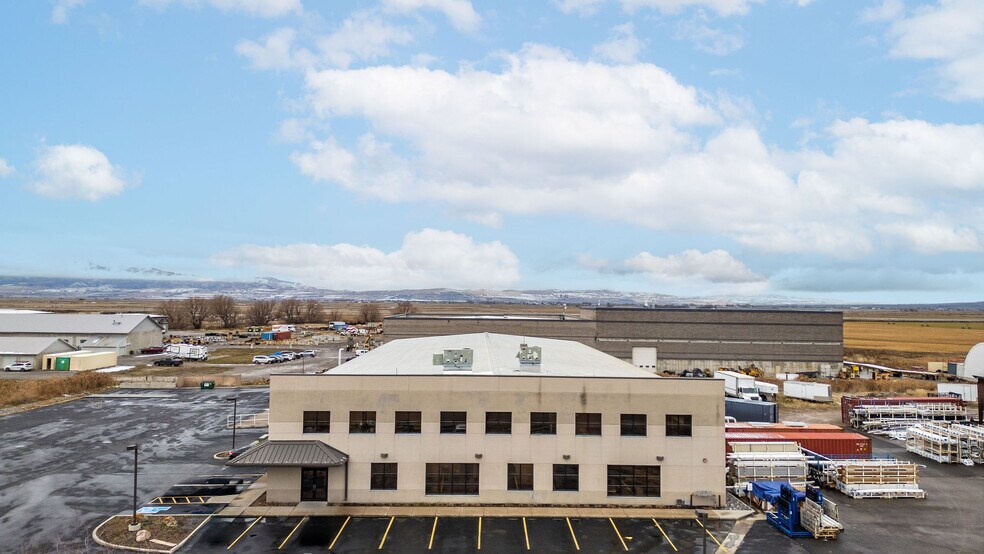 More Photos Of 3775 N 200 W, Hyde Park Service For Lease