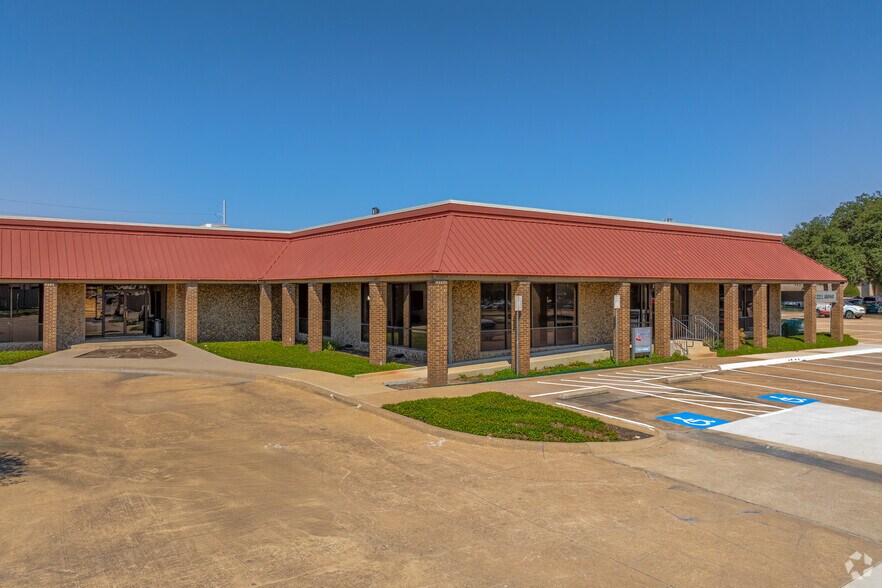 More Photos Of 1202 E Arapaho Rd, Richardson Unknown For Lease