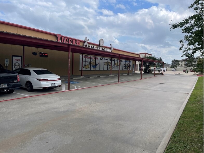 More Photos Of 1717 S Mason Rd, Katy Freestanding For Lease