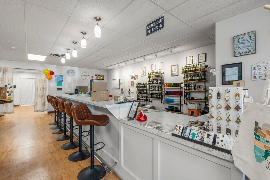 More Photos Of 1652 Grand Ave, Saint Paul Storefront Retail Office For Lease