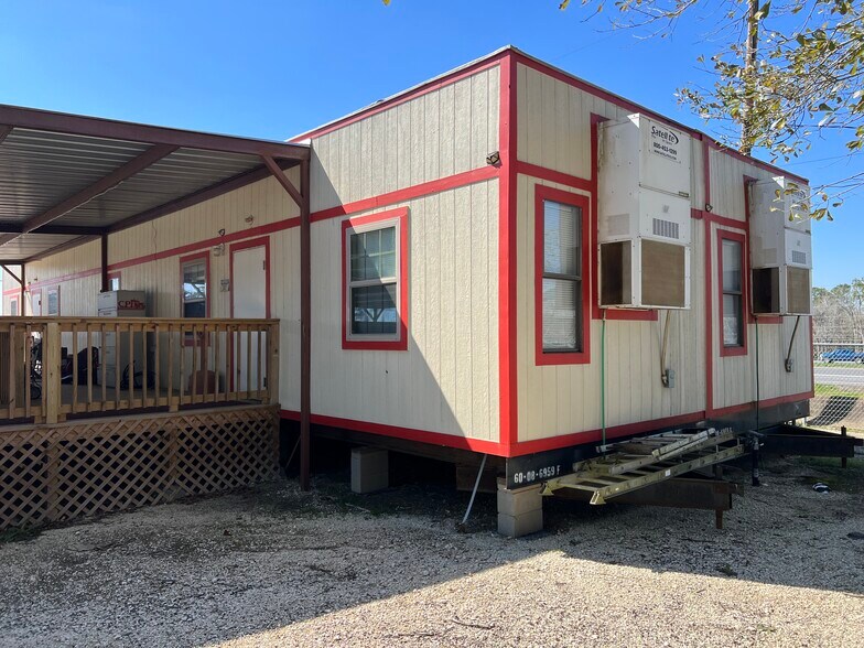 More Photos Of 20218 Crosby Fwy, Crosby Flex For Lease