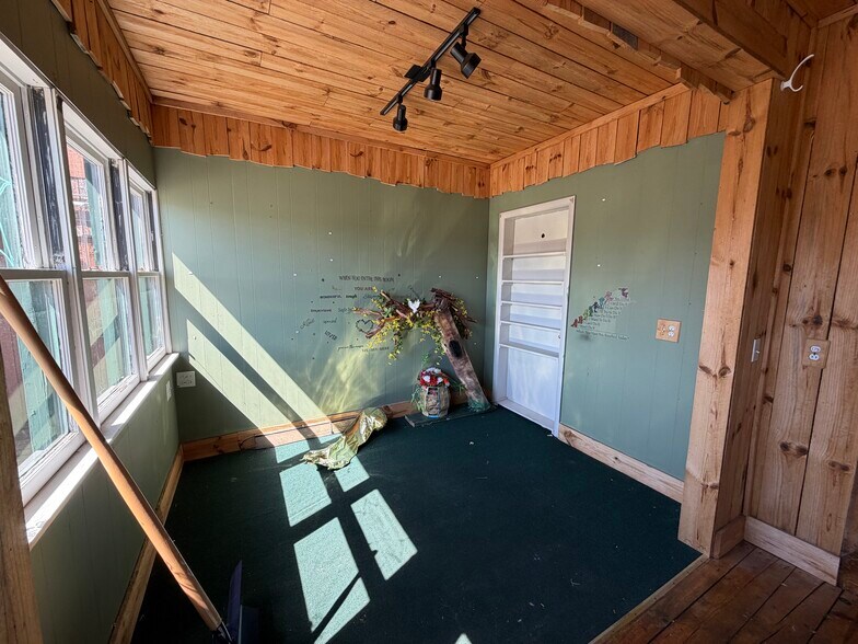 More Photos Of 87 Division St, Manistee Freestanding For Sale