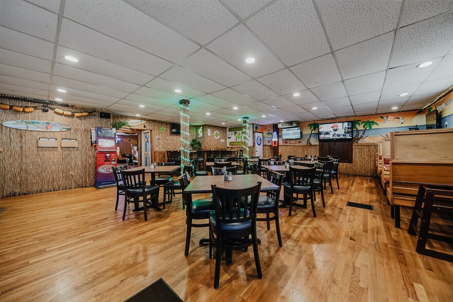 More Photos Of 706 S Washington St, Circleville Bar For Sale