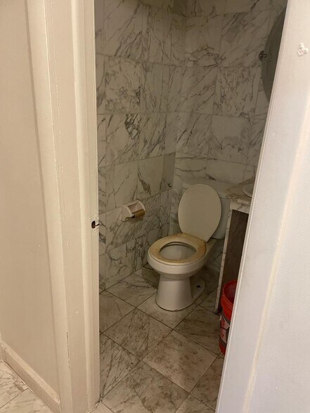 More Photos Of 900 Pembroke Rd, Hallandale Manufacturing For Lease