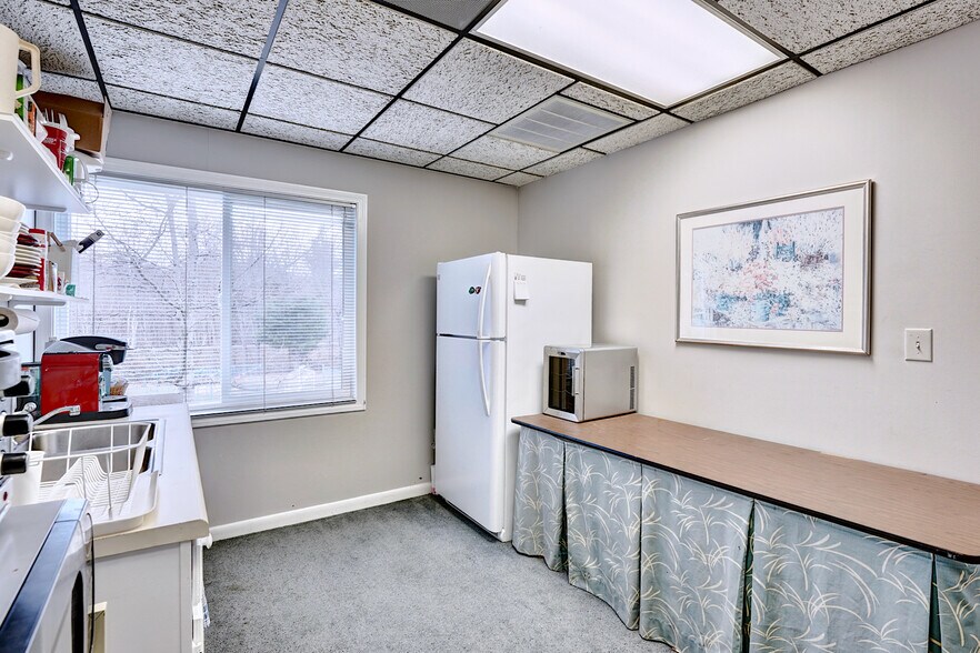 More Photos Of 24 Stickney Ter, Hampton Loft Creative Space For Sale