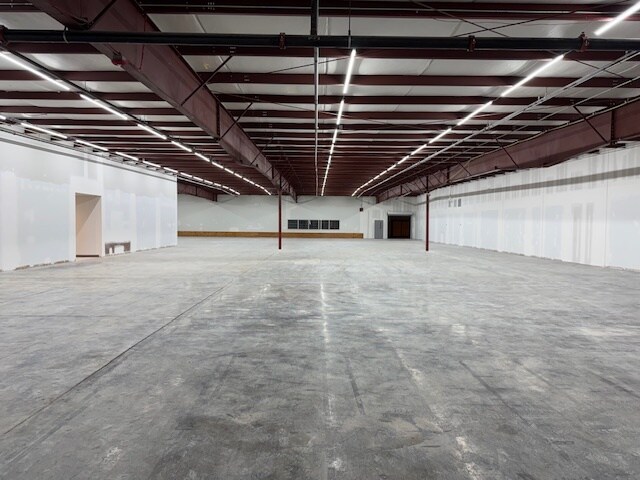 More Photos Of 675 Hennessy Way, Bowling Green Light Distribution For Lease