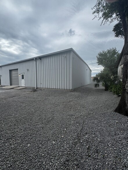 More Photos Of 4827 N Lois Ave, Tampa Warehouse For Lease