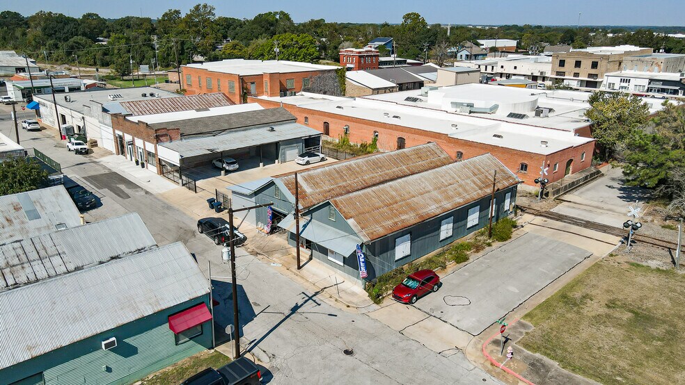 More Photos Of 200 W First St, Brenham Warehouse For Sale