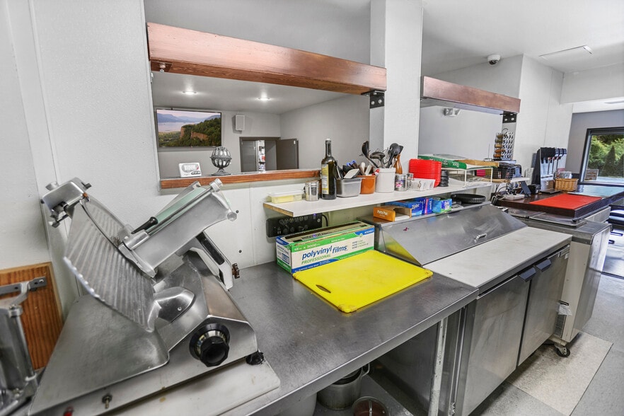 More Photos Of 31815 E Historic Columbia RI Hwy, Troutdale Convenience Store For Sale