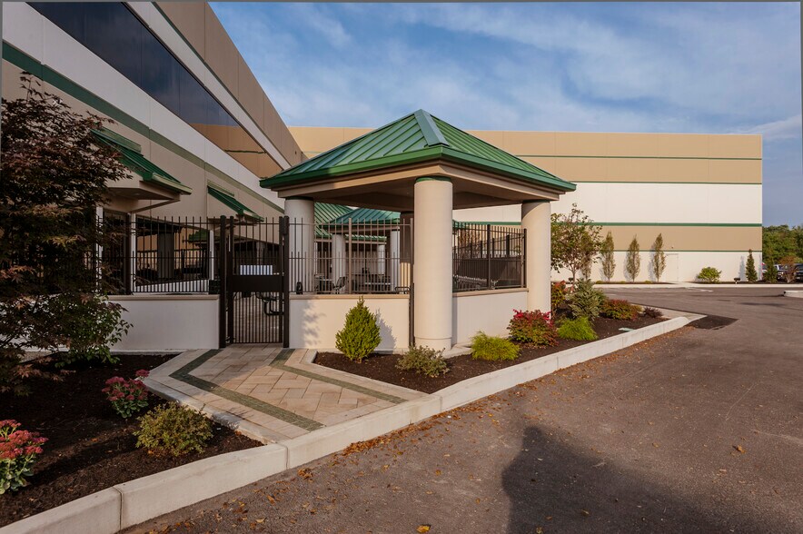 More Photos Of 1 Hunter Pl, Bellefontaine Distribution For Lease