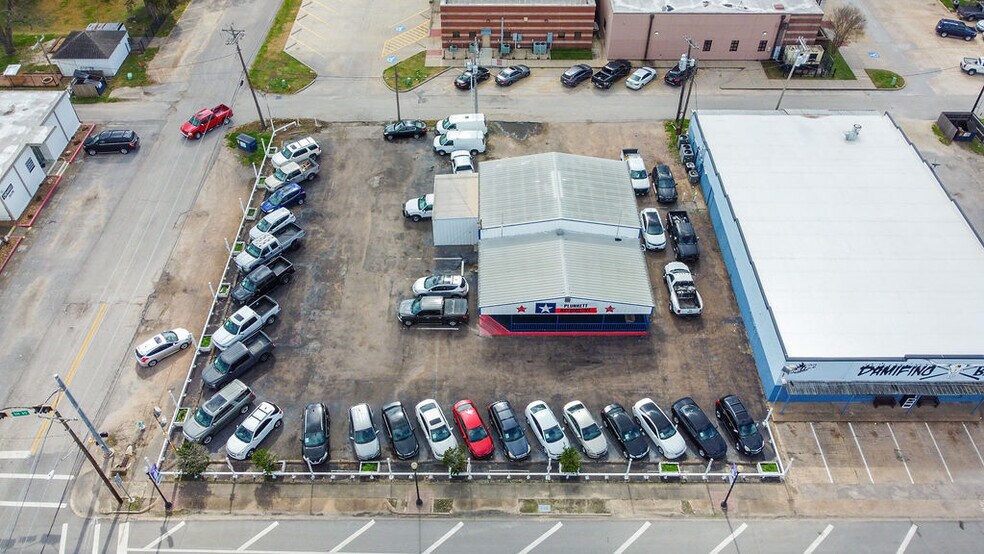 More Photos Of 120 E Mulberry St, Angleton Auto Dealership For Lease