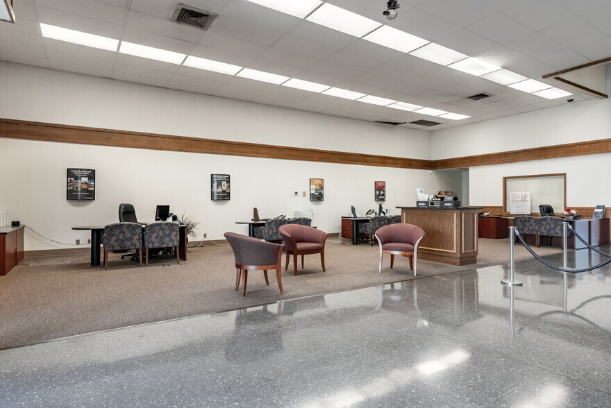 More Photos Of 890 W Lacey Blvd, Hanford Bank For Sale