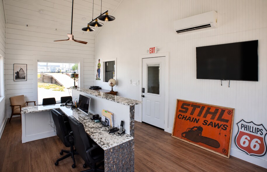 More Photos Of 101 N Mason St, Bowie Warehouse For Sale