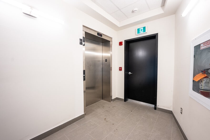 More Photos Of 1637 Bank St, Ottawa Storefront Retail Office For Lease